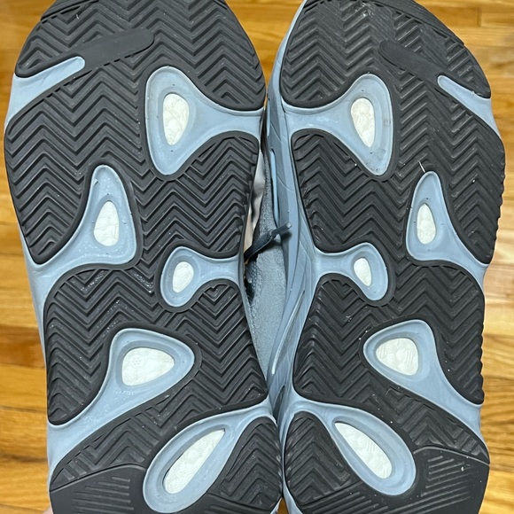 Yeezy 700 Hospital Blue V2 - Sz 7.5 Men’s - Picture 3 of 4